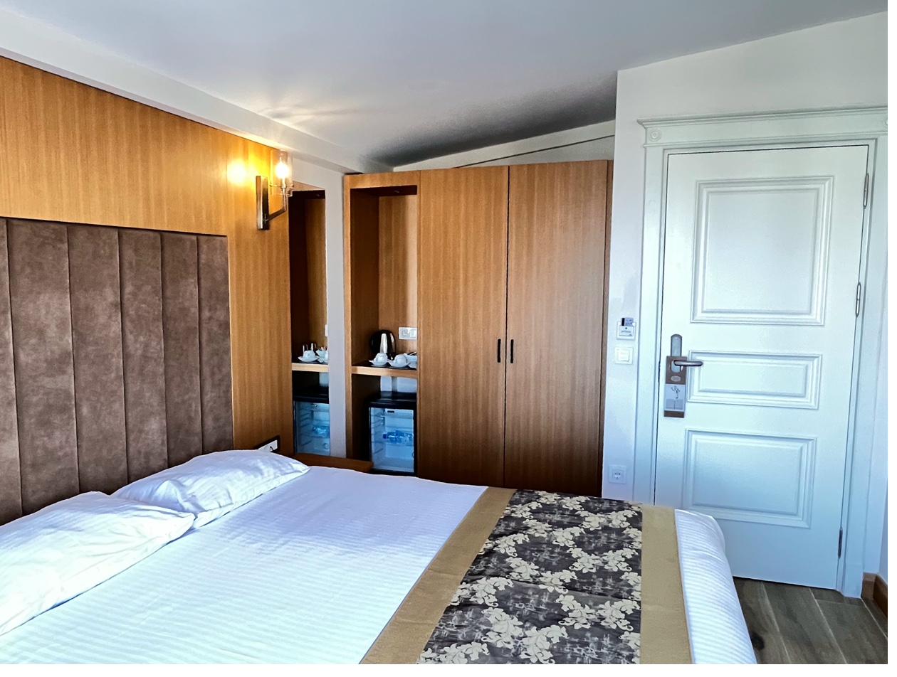 Balcony Sea View Room with wardrobe and bathroom entrance