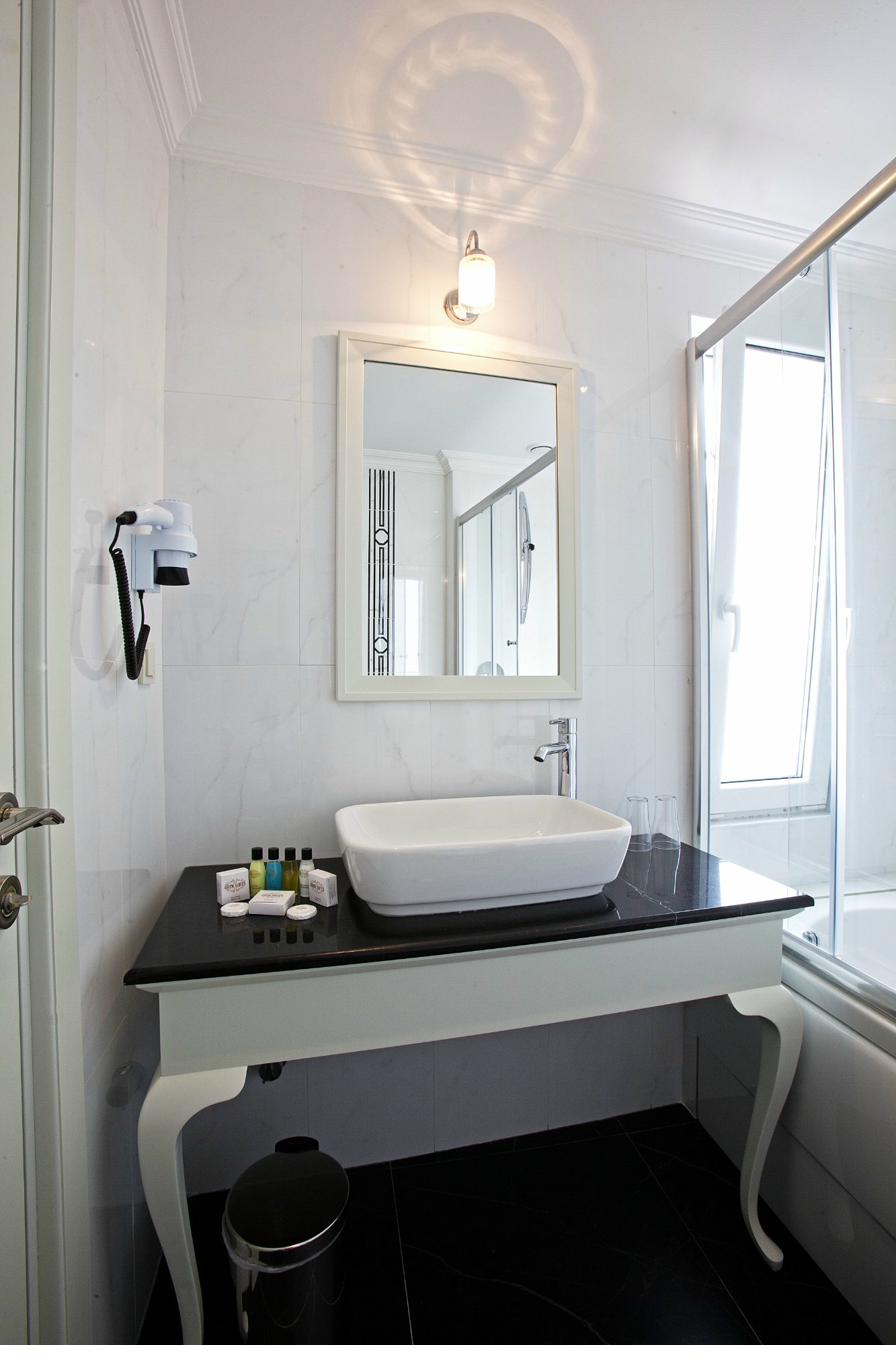 Deluxe Sea View Room bathroom with natural light