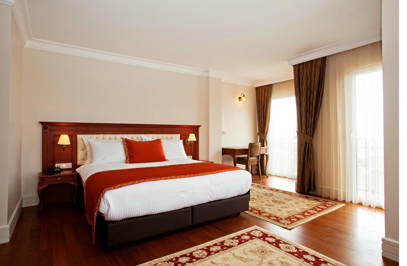 Deluxe Sea View Room with desk and Marmara view