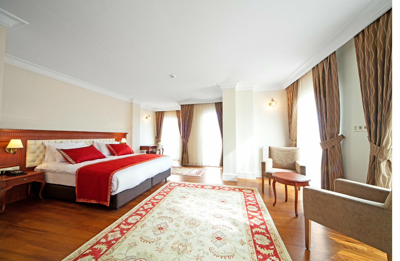 Deluxe Sea View Room wide angle with carpet and furniture