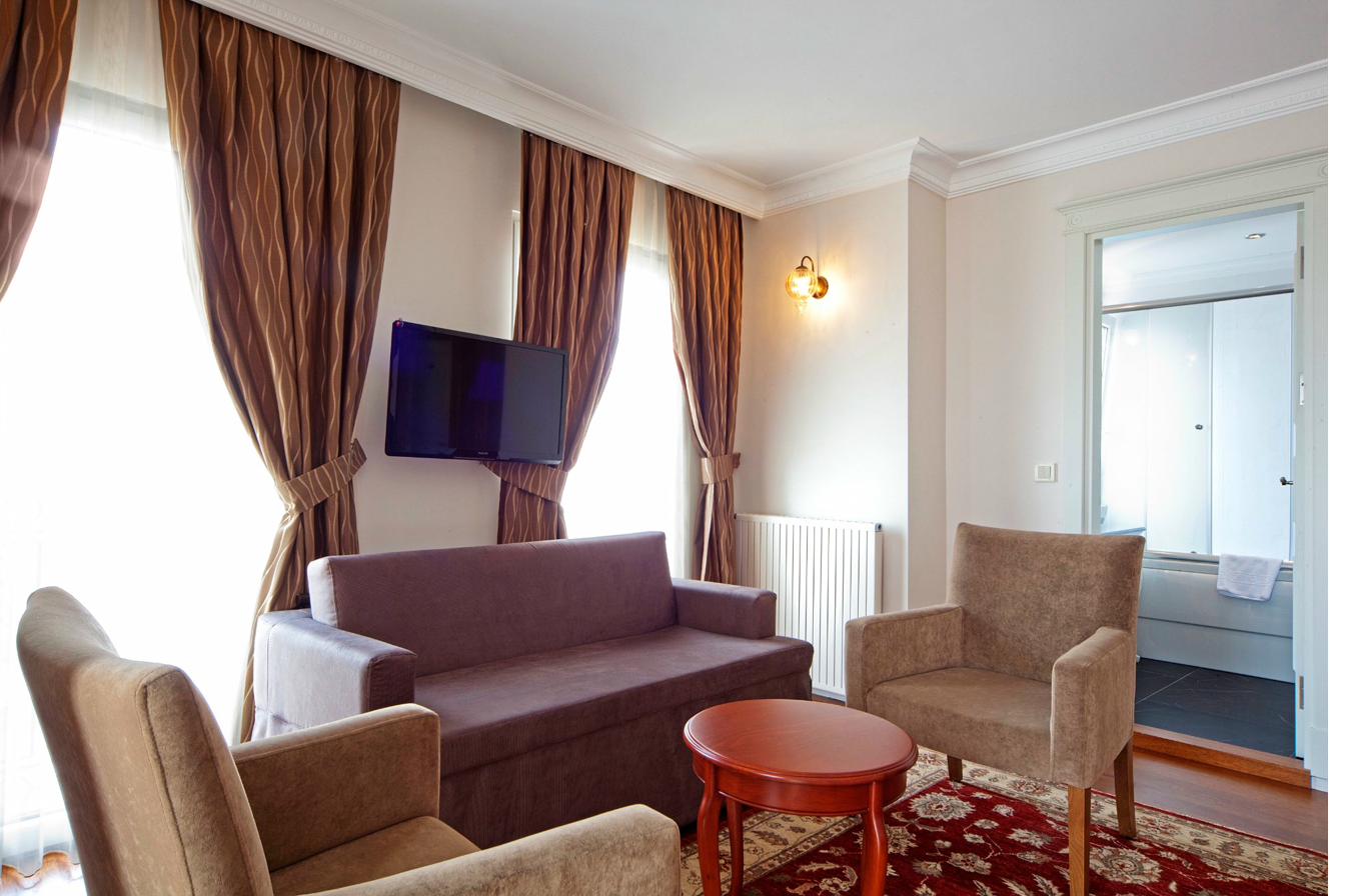 Superior Quadruple Room from entrance angle