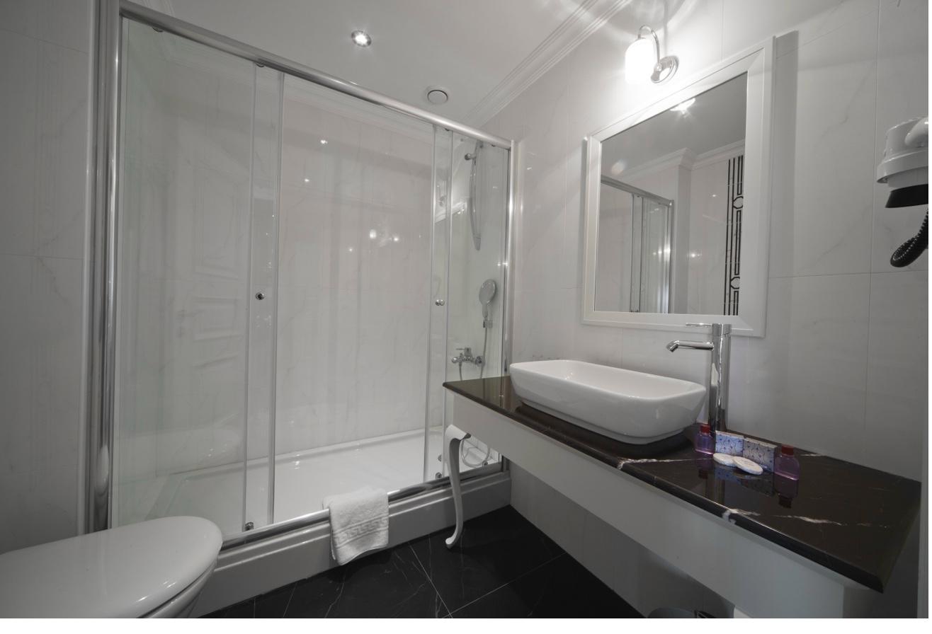 Standard Double Room bathroom with bathtub and window