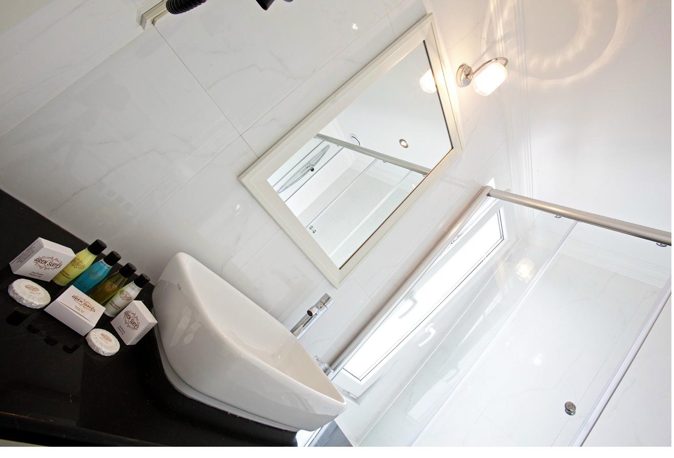 Superior Double Room bathtub with glass enclosure