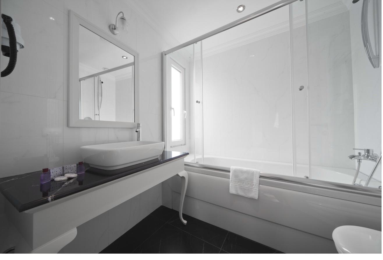 Superior Sea View Room bathroom amenities