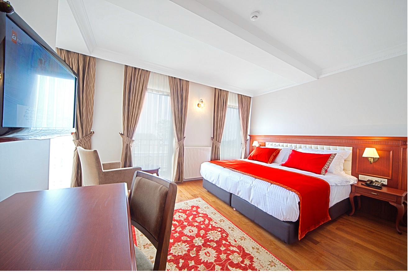 Superior Sea View Room wide angle with carpet and desk