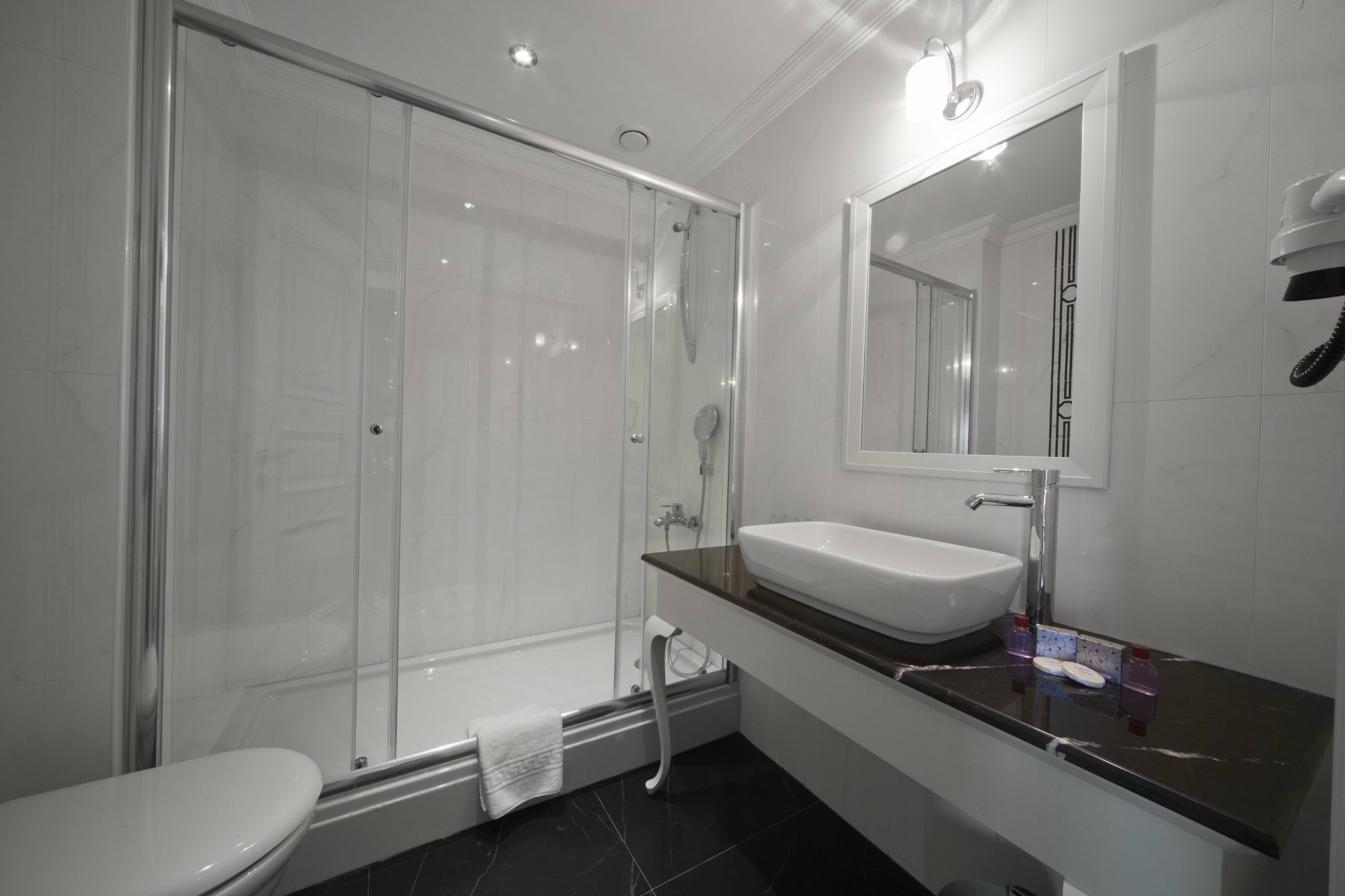 Superior Triple Room bathroom with bathtub and window